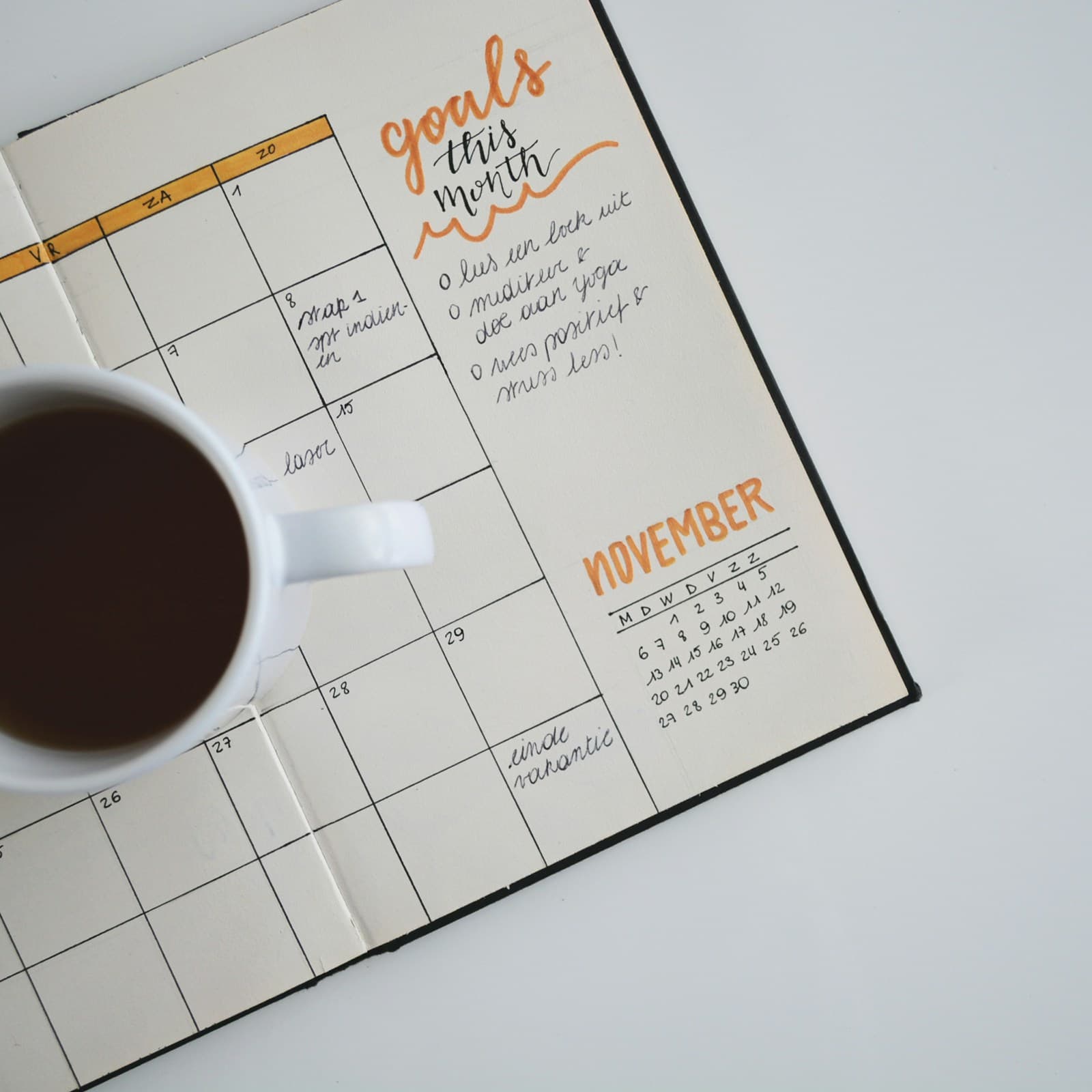 Kalender mit markierten Terminen auf einem Schreibtisch