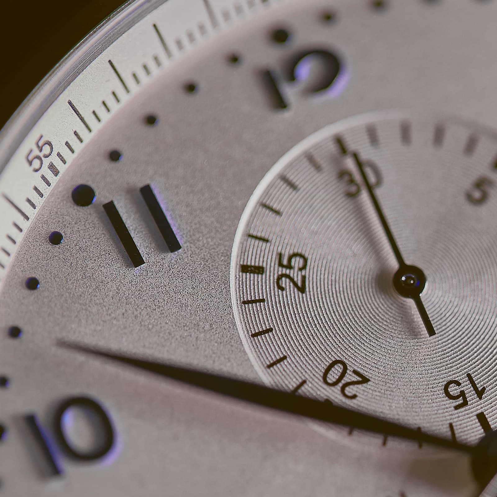 Nahaufnahme einer silbernen Uhr — 24/7-Erreichbarkeit im Notdienst