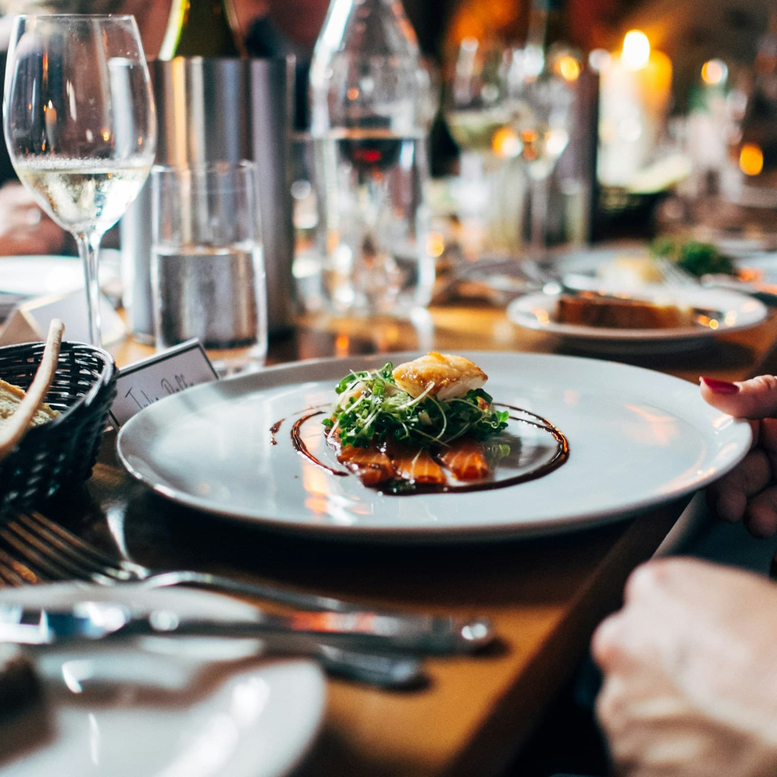 Gedeckter Tisch in einem Schweizer Restaurant bereit für Gäste