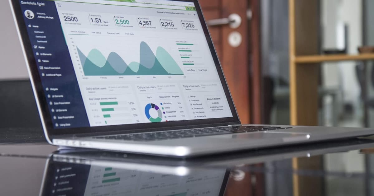Laptop-Bildschirm mit Dashboard und Einstellungen