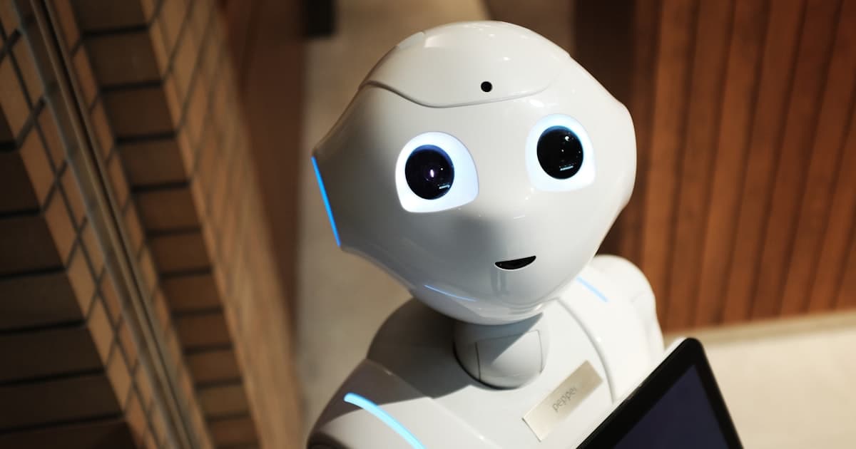 Modernes Büro mit Technologie und Bildschirmen