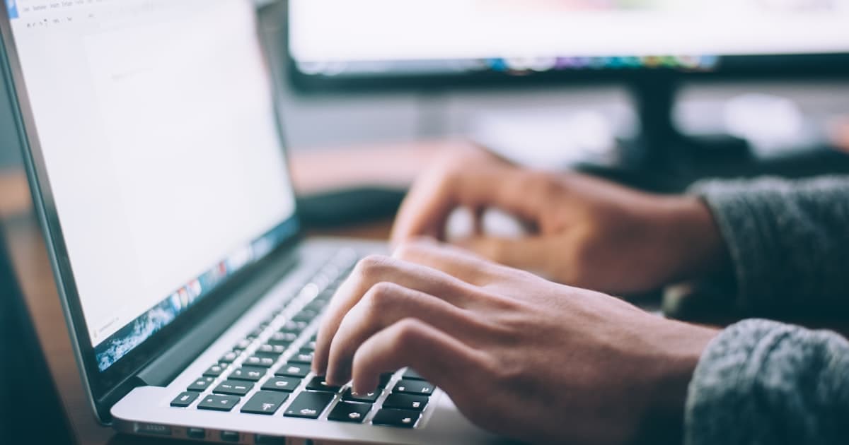 Laptop mit E-Mail-Posteingang, symbolisch für die Anruf-Zusammenfassung per E-Mail