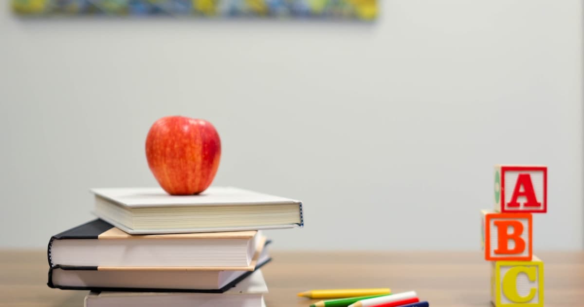 Schulgebäude mit Eingang, symbolisch für das Schulsekretariat