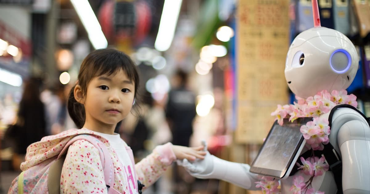 Inhaberin eines Kleinbetriebs am Arbeitsplatz mit Telefon und Unterlagen