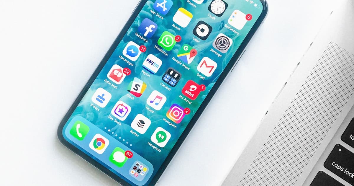 Smartphone in der Hand, auf dem die Voicemail-Einstellungen des Mobilfunkanbieters geöffnet sind