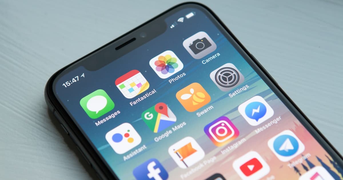 Person hält ein Smartphone in der Hand, Symbolbild für anonyme Anrufe mit unterdrückter Nummer