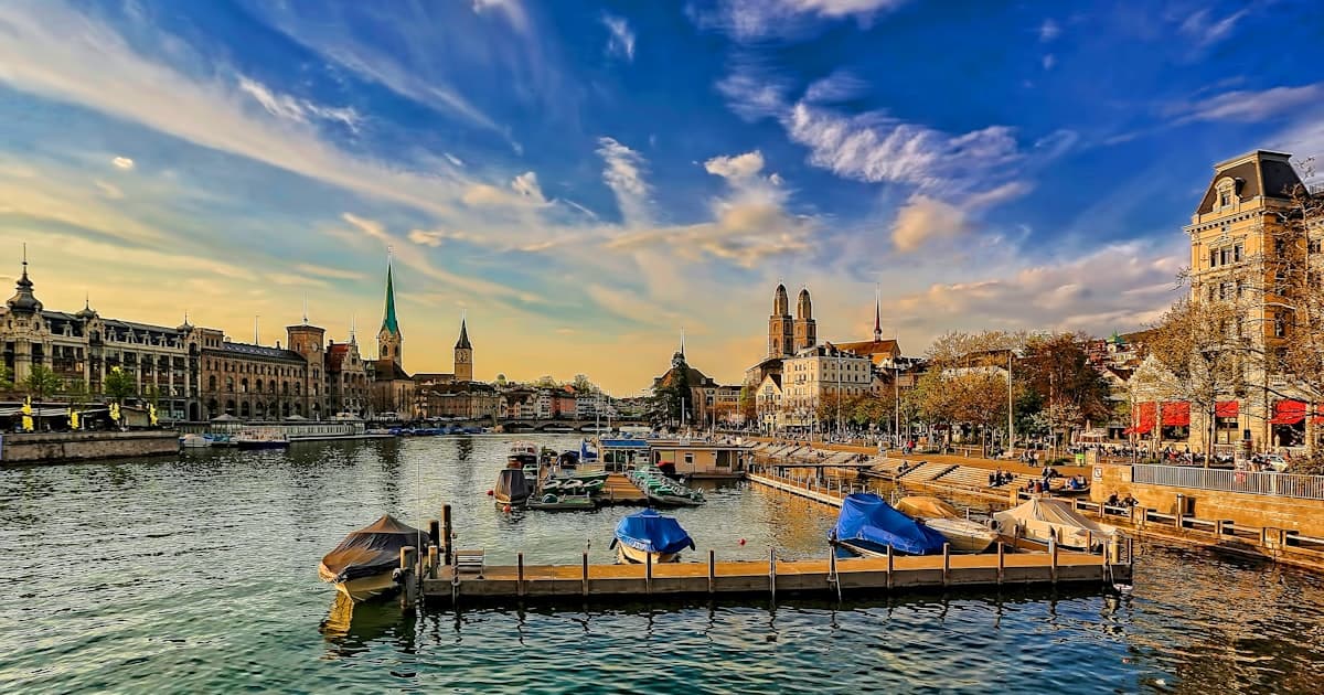 Blick über die Limmat auf die Altstadt von Zürich, die Heimat der Vorwahlen 044 und 043