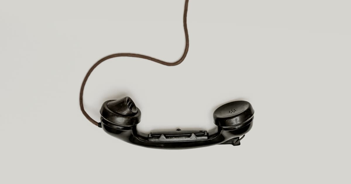 Drei verschiedene Telefonlösungen: Anrufbeantworter, Weiterleitung, KI