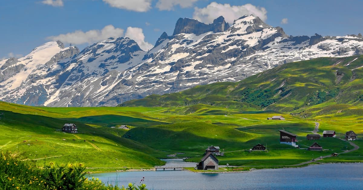 Schweizer Landschaft mit Bergen und Dorf, Symbolbild für die regionale Gliederung der Schweizer Telefonvorwahlen