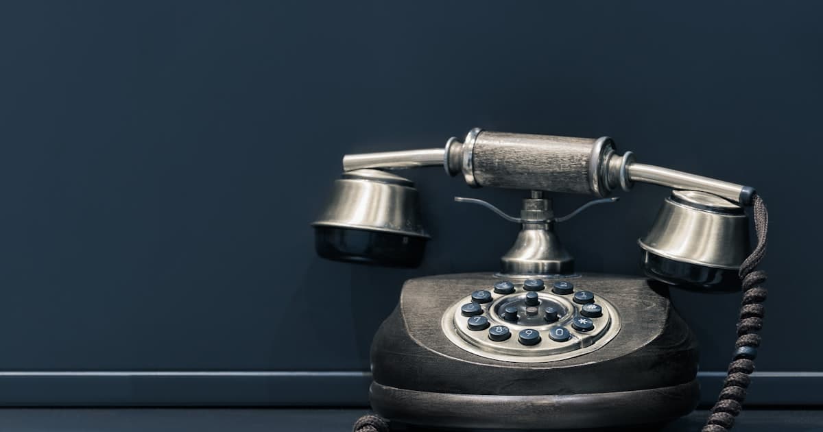 Klingelndes Telefon auf dem Tresen eines kleinen Schweizer Betriebs