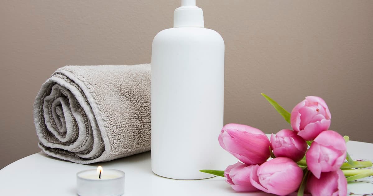 Ruhiger Behandlungsraum in einem Massage- und Wellnessstudio mit Handtuch und Kerze, symbolisch für Behandlungen ohne Telefonunterbruch