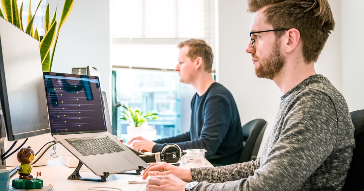 Mitarbeitende bearbeiten Kundenanfragen am Computer in einem Schweizer KMU