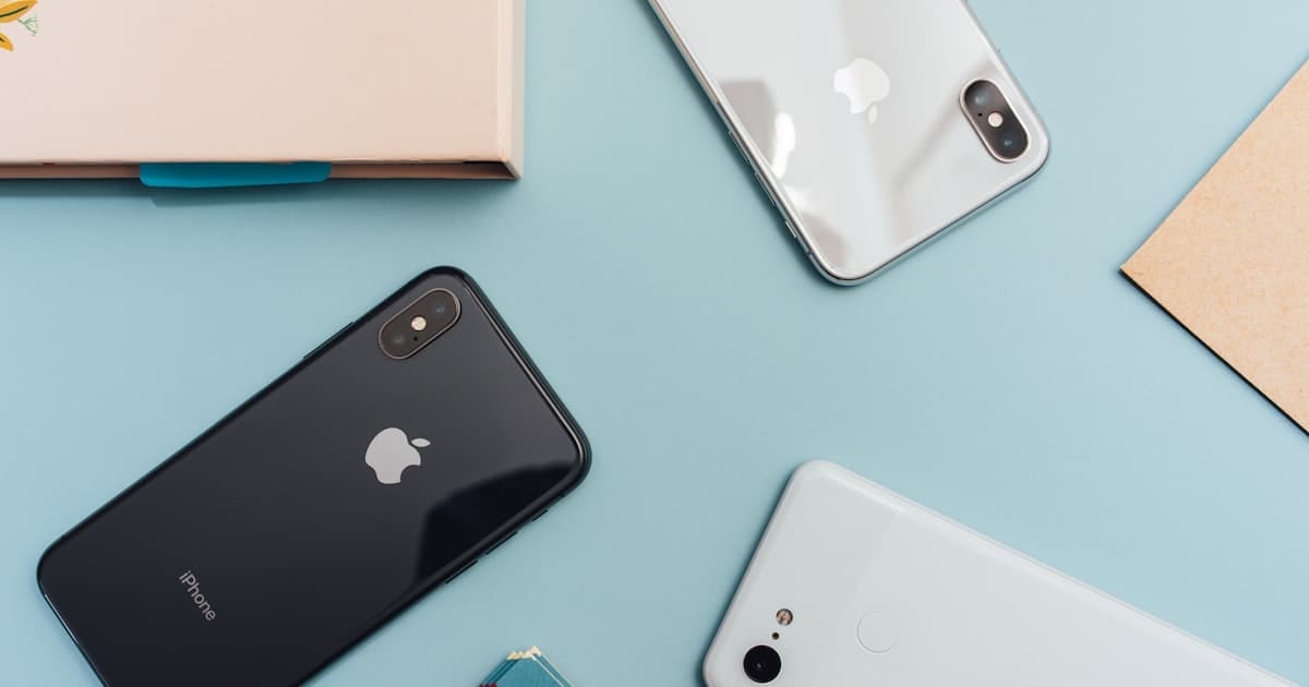 Smartphone auf einem Schreibtisch, auf dem die Combox-Einstellungen geöffnet sind