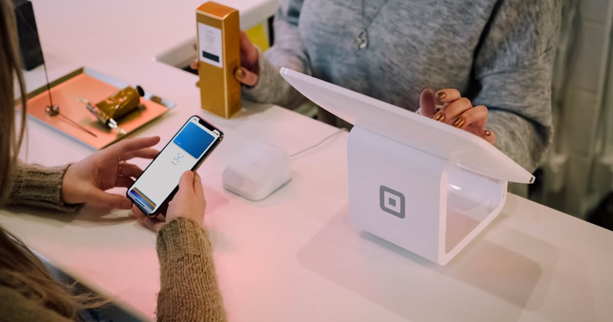 Schweizer Büro mit Telefon und Laptop auf Schreibtisch