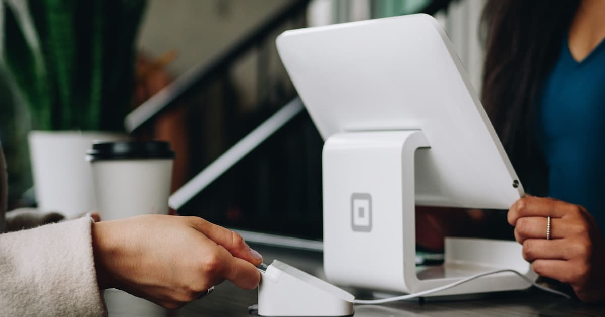 Arbeitsplatz mit Telefon und Notizen als Sinnbild für die ausgelagerte Telefonzentrale