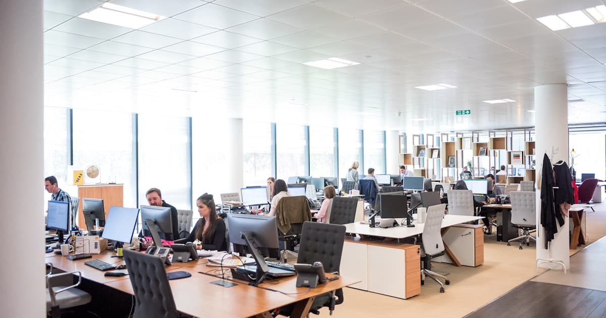 Mitarbeitende in einem modernen Contact-Center mit Headsets