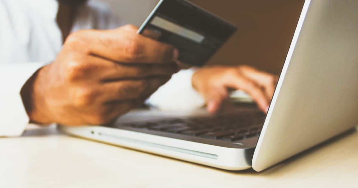 Datenschutz und Compliance in der Schweiz — Serverraum und Paragraphenzeichen