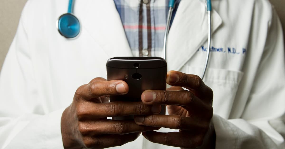 Gesundheitsfachperson prüft Patientendaten auf einem Tablet, Sinnbild für Datenschutz in der Praxis