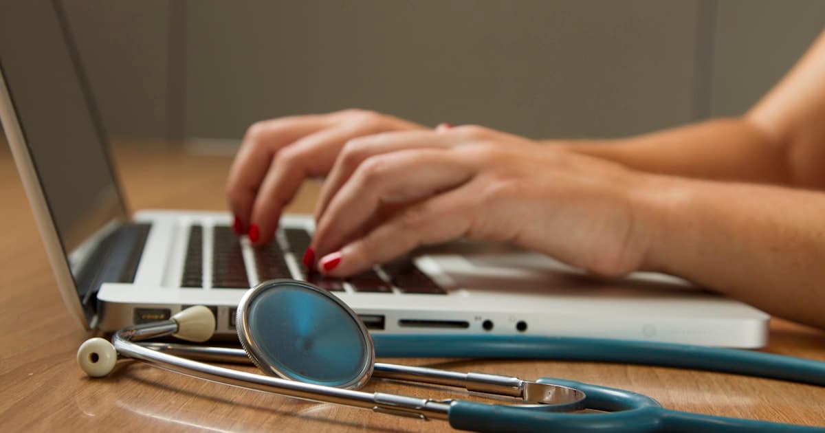 Medizinische Praxisassistentin am Empfang einer Schweizer Arztpraxis