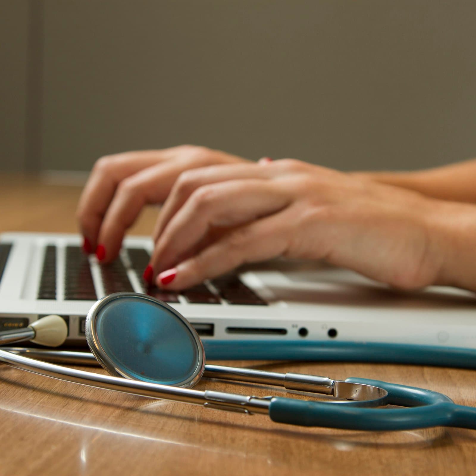 Physiotherapeutin behandelt Patienten in einer Schweizer Praxis