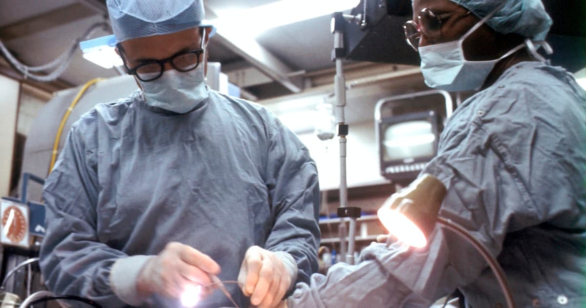 Physiotherapeut dokumentiert eine Behandlung am Praxiscomputer