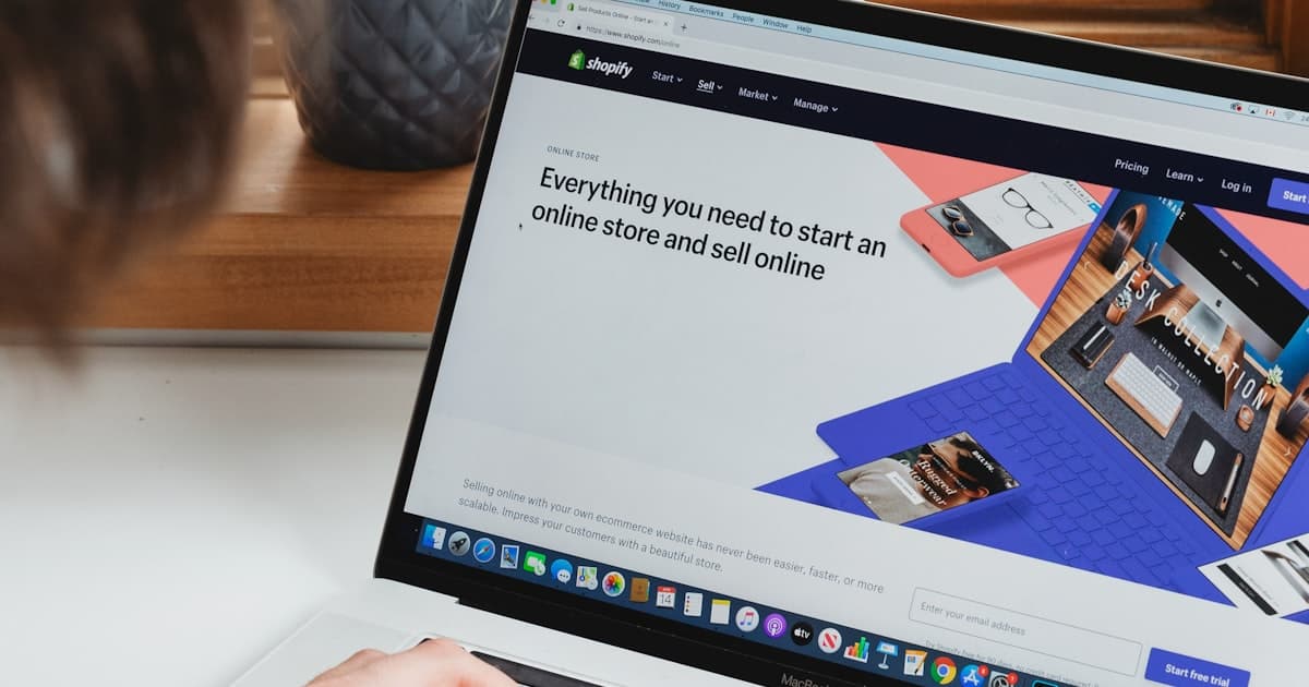 Smartphone mit SIM-Karte in Nahaufnahme