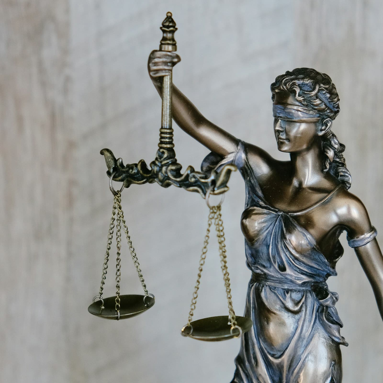 Anwaltskanzlei mit Rechtsbüchern und Dokumenten auf dem Schreibtisch