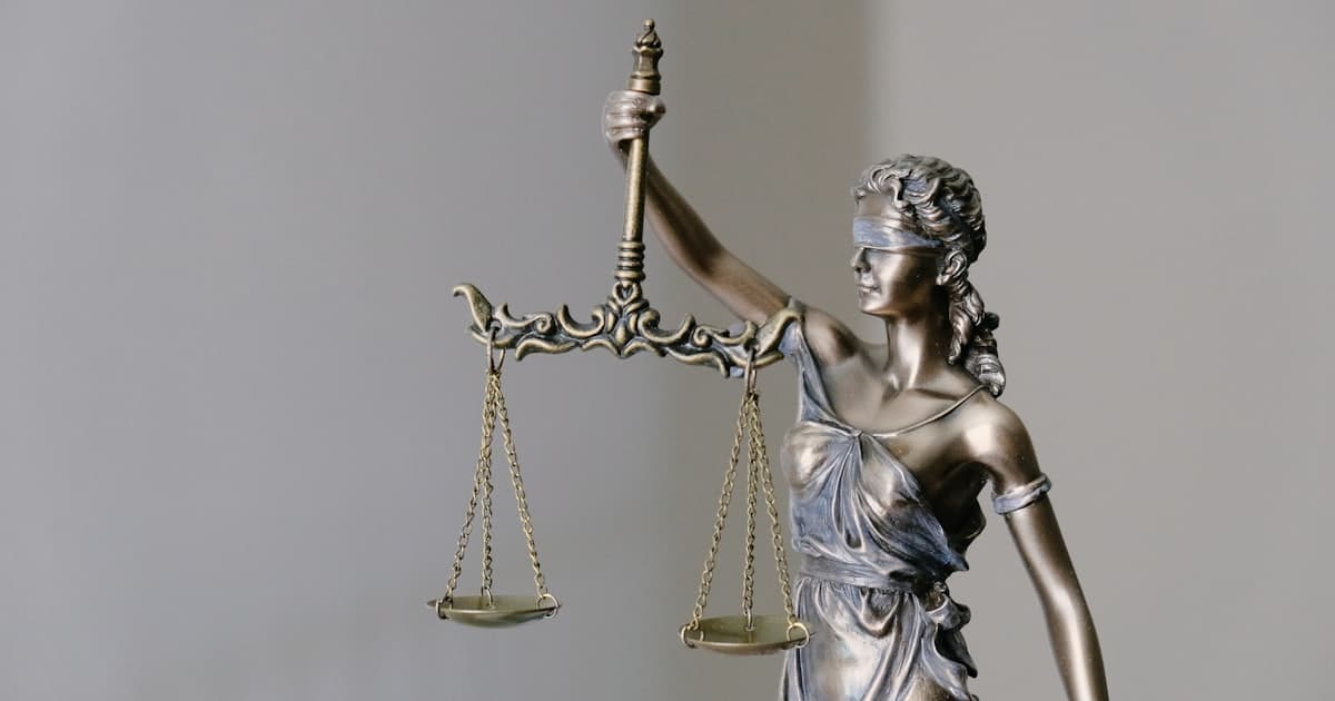 Justitia-Statue als Symbol für die Rechtslage beim Aufnehmen von Telefongesprächen in der Schweiz