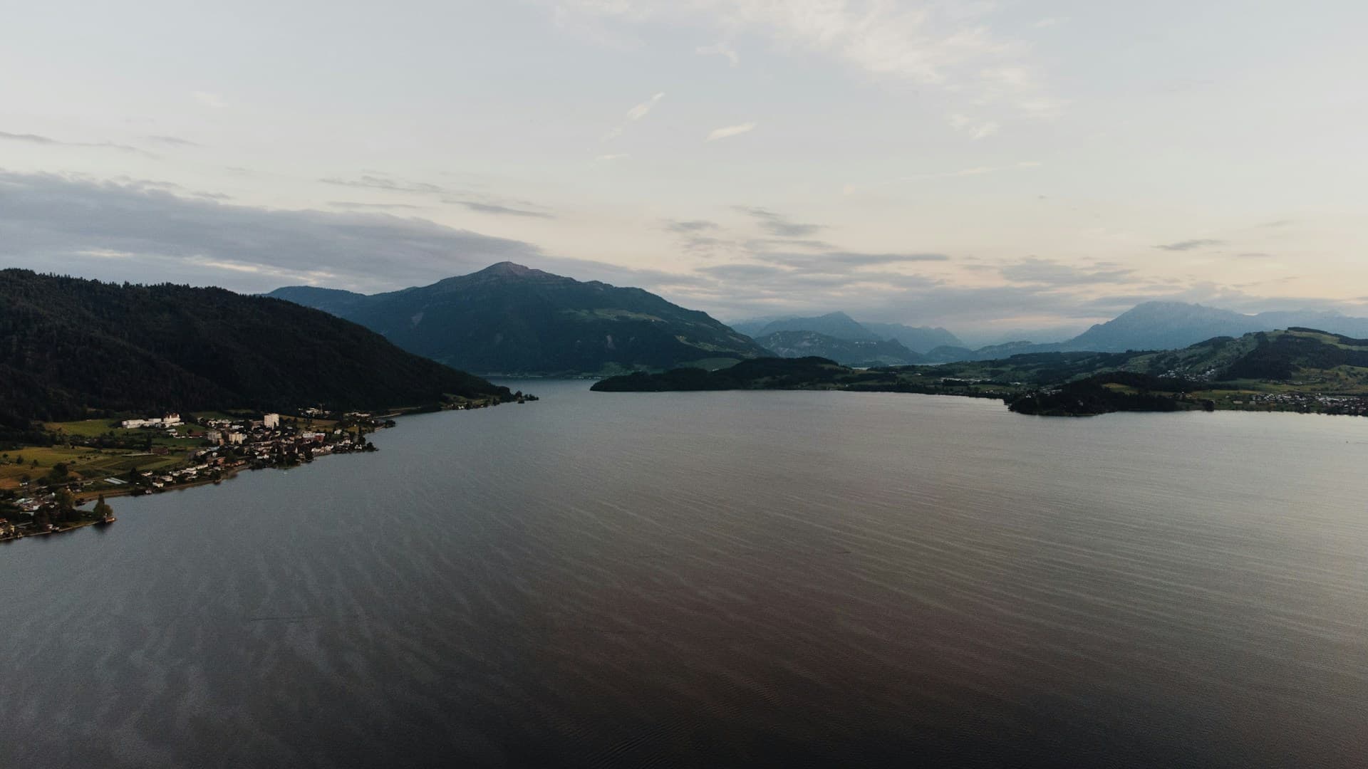 Luftaufnahme des Zugersees mit den Zentralschweizer Alpen im Hintergrund
