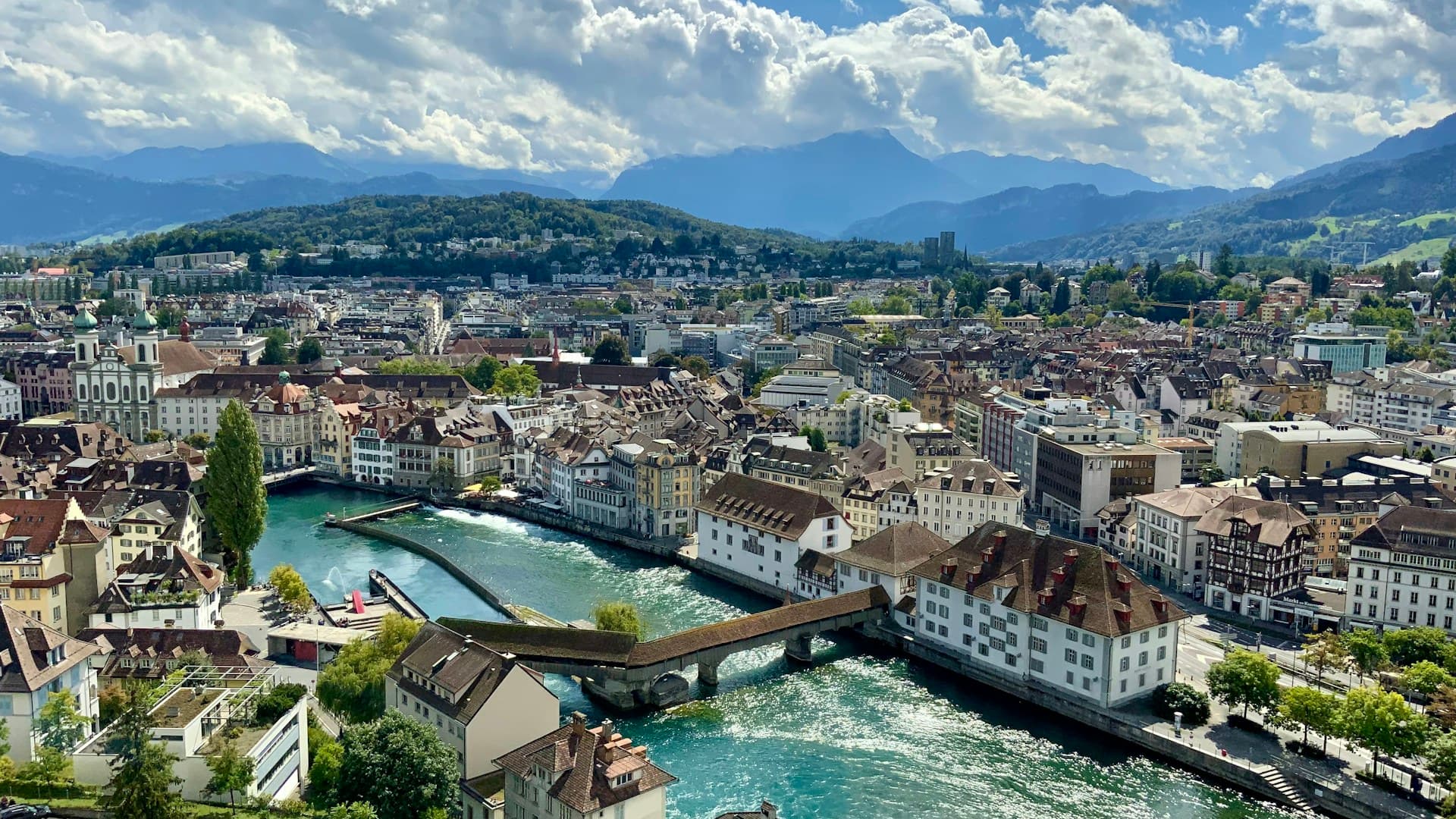 Blick auf die Luzerner Altstadt mit der Reuss und den historischen Bürgerhäusern