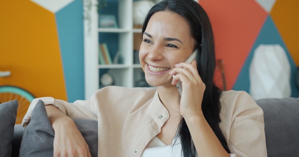 Zufriedene Kundin im Gespräch am Telefon in einem Schweizer Büro